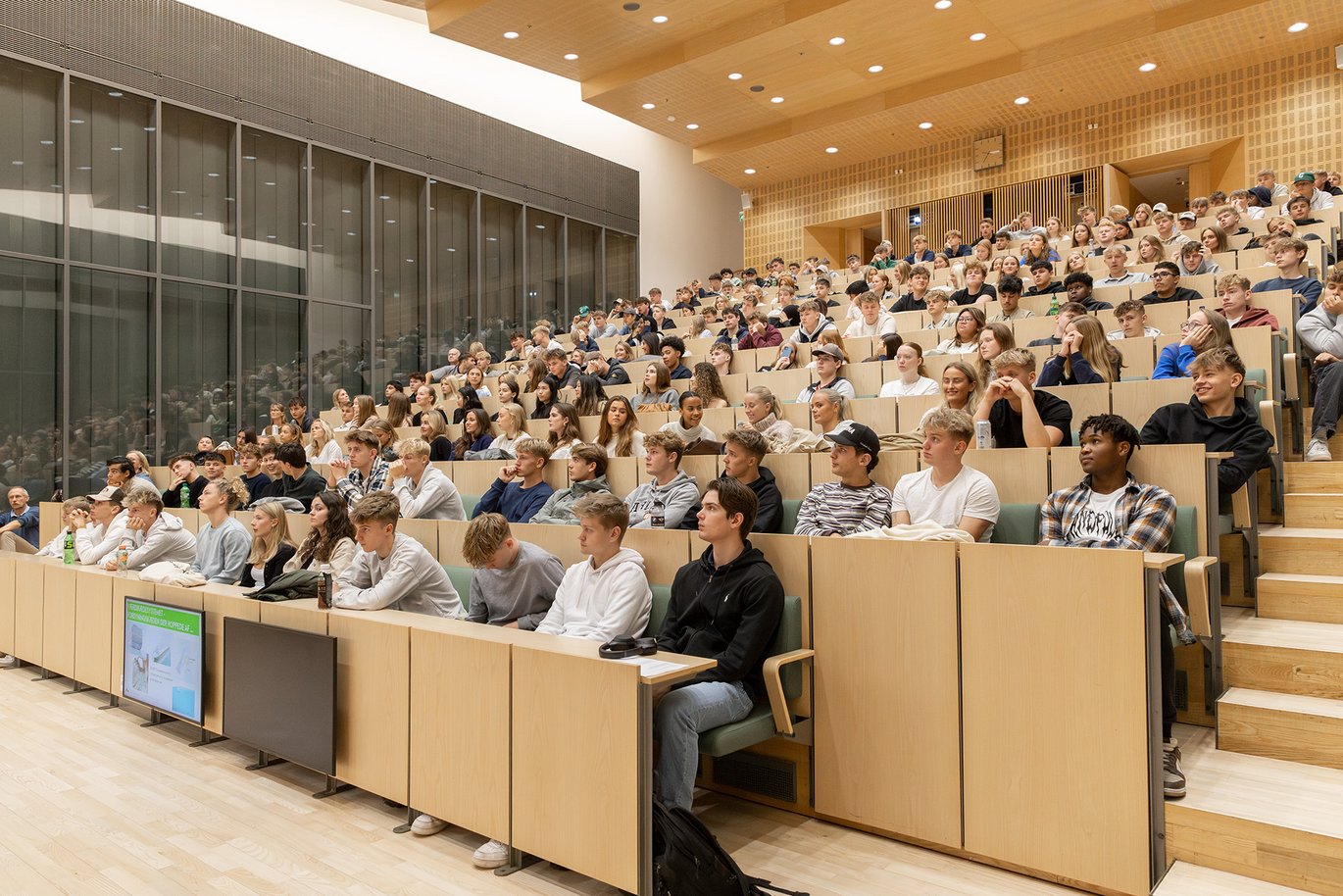Gymnasielever i auditorium på Aarhus Universitet.