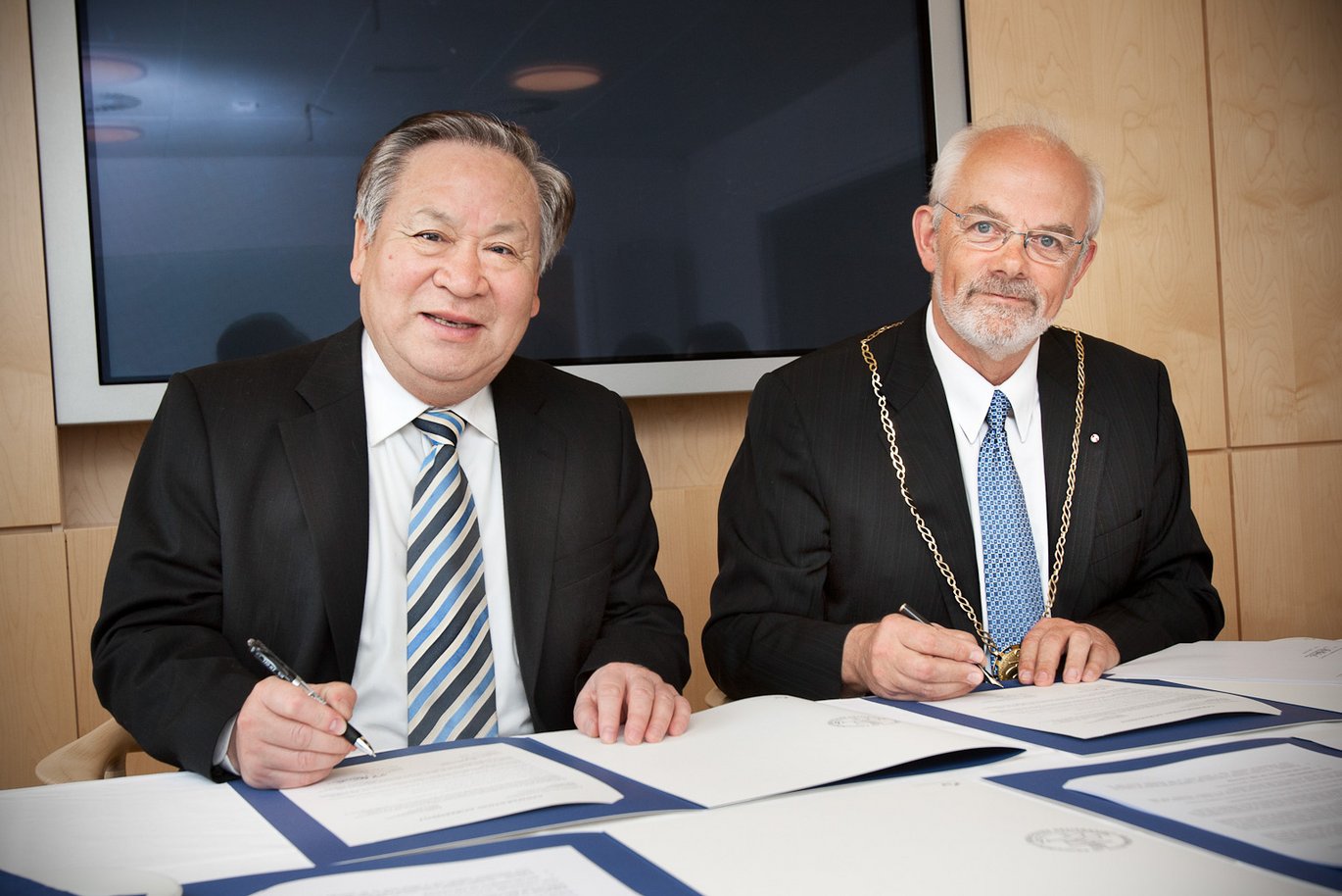 [Translate to English:] Afgående rektor professor Gu Binglin fra Tsinghua University og rektor Lauritz B. Holm-Nielsen underskriver en forlængelse af den eksisterende aftale mellem de to universiteter, som ønsker et styrke og udvide samarbejdet. Gu Binglin er ph.d. fra Aarhus