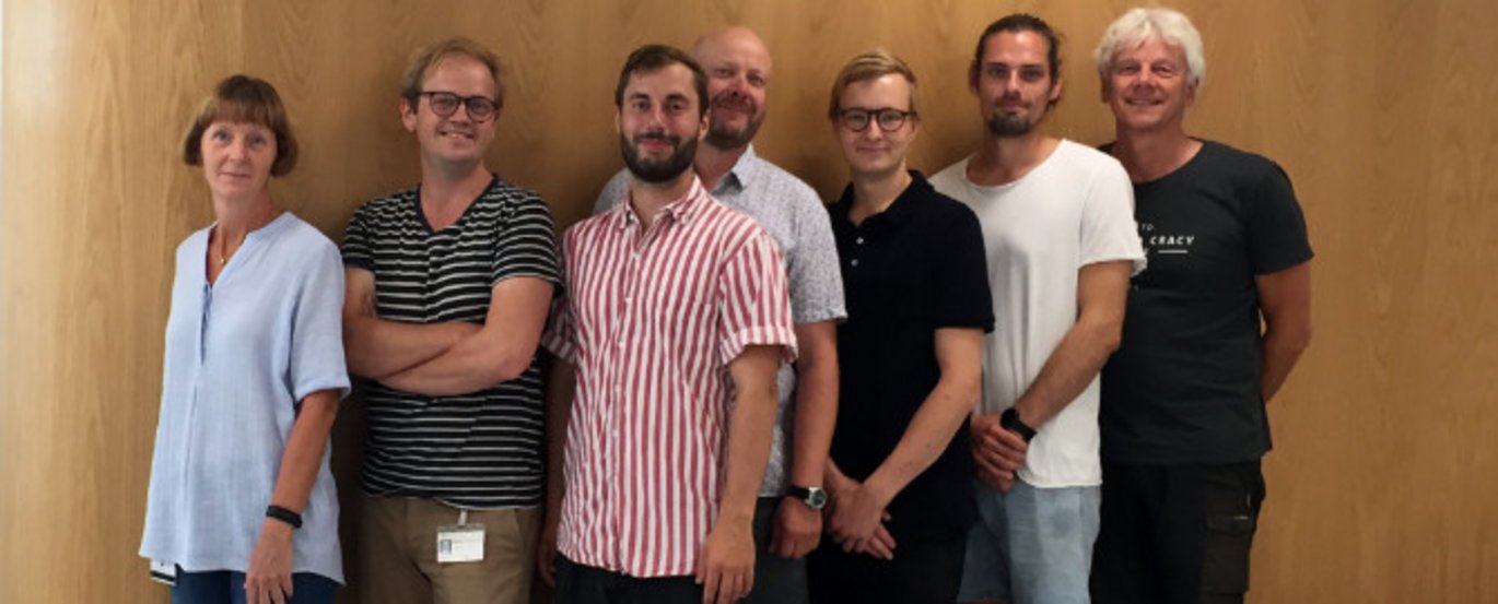 Forskere fra AU - med Jens Leipziger i spidsen - har udviklet en urintest, som skal give svar på effekten af nye lægemidler til patienter med cystisk fibrose. Fra venstre til højre: Karen Skødt Sørensen, Samuel Levi Svendsen, Peder Berg, Mads V. Sør Forskere fra AU - med Jens Leipziger i spidsen - har udviklet en urintest, som skal give svar på effekten af nye lægemidler til patienter med cystisk fibrose. Fra venstre til højre: Karen Skødt Sørensen, Samuel Levi Svendsen, Peder Berg, Mads V. Sør