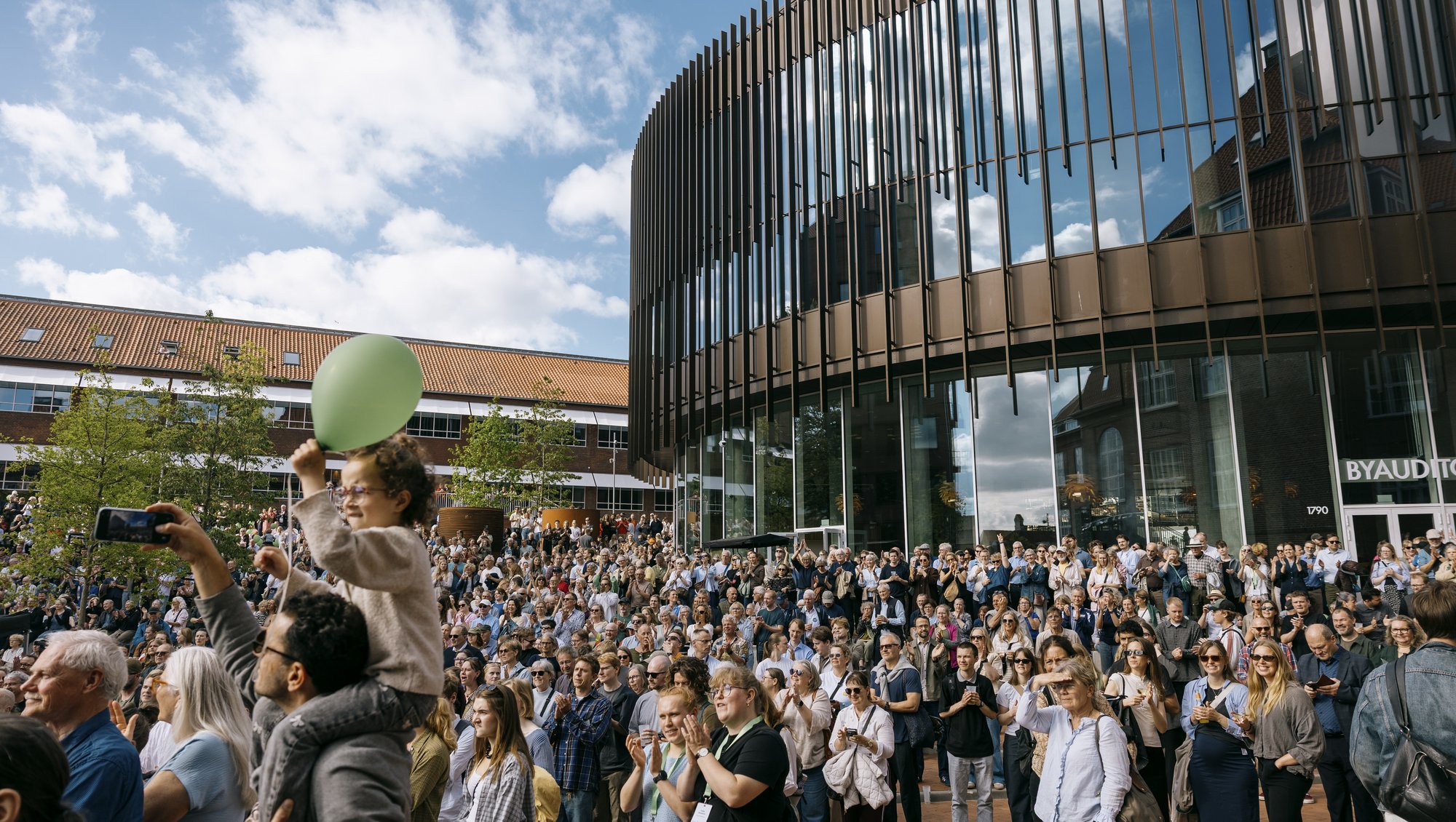 Universitetstorvet i hjertet af Universitetsbyen var fyldt med feststemte deltagere til folkefesten 22. maj.
