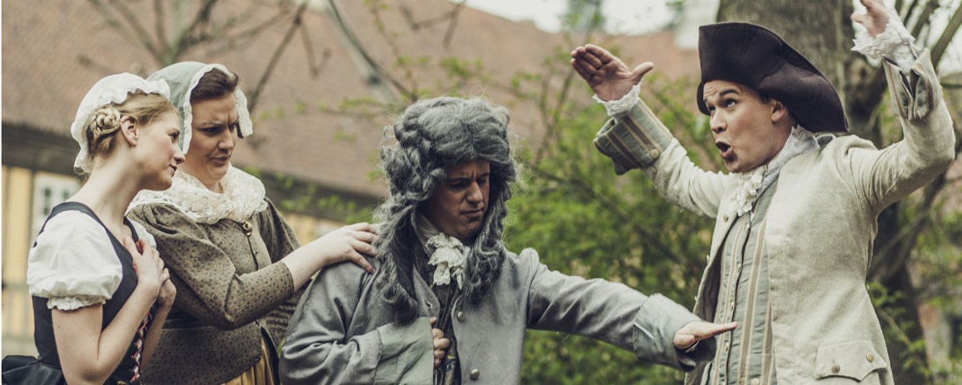 Teaterselskabet ”Pulchra Semper Veritas” spiller ”Erasmus Montanus” i Den Gamle By. Fra venstre Katrine Lykke Veedfald som Lisbed; Anna Victoria Emilie Groth som hendes Moder Magdelone; Robin Daniel Espersen som hendes fader Jeronimus og Tue Lindh Teaterselskabet ”Pulchra Semper Veritas” spiller ”Erasmus Montanus” i Den Gamle By. Fra venstre Katrine Lykke Veedfald som Lisbed; Anna Victoria Emilie Groth som hendes Moder Magdelone; Robin Daniel Espersen som hendes fader Jeronimus og Tue Lindh