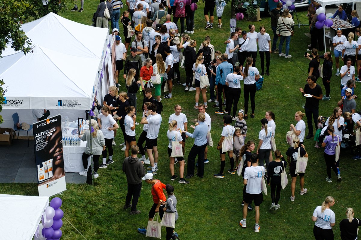 The participants visit the different stands at the run