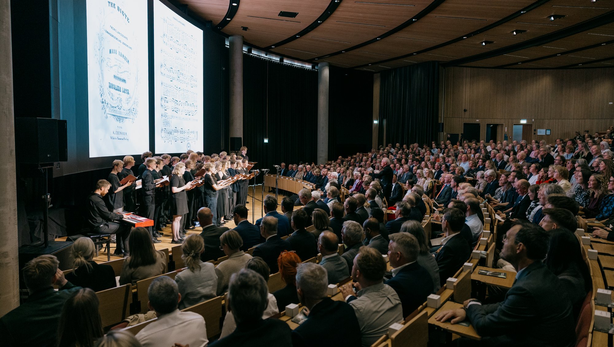 Ved den officielle indvielse for små 700 inviterede gæster i Byauditoriet åbnede Musikstuderendes Kor arrangementet med 'Fædrelandssang'. 