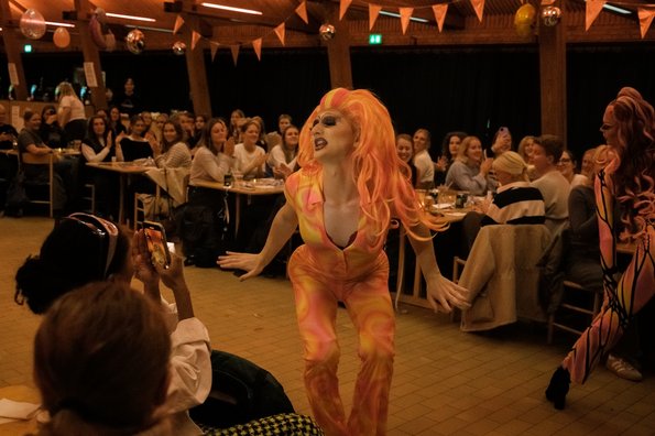 Drag queen danser for publikum