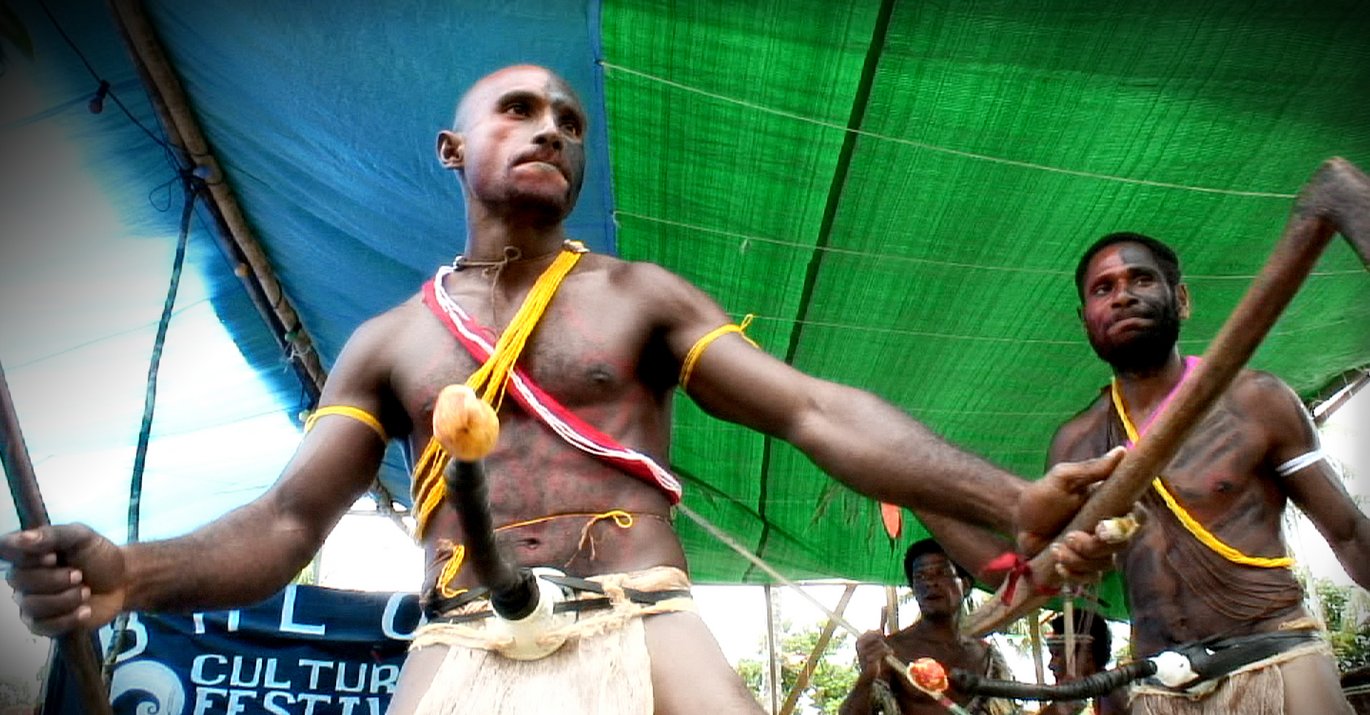 De to AU-antropologers film sætter fokus på muligheder og risici ved at bruge kulturelle traditioner til at tiltrække penge og turister til den lille ø Baluan i Papua Ny Guinea. Her opfører en gruppe lokale mænd en såkaldt ”penis-dans”. Foto fr