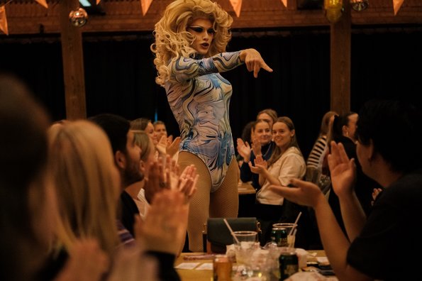 Drag queen peger på publikum