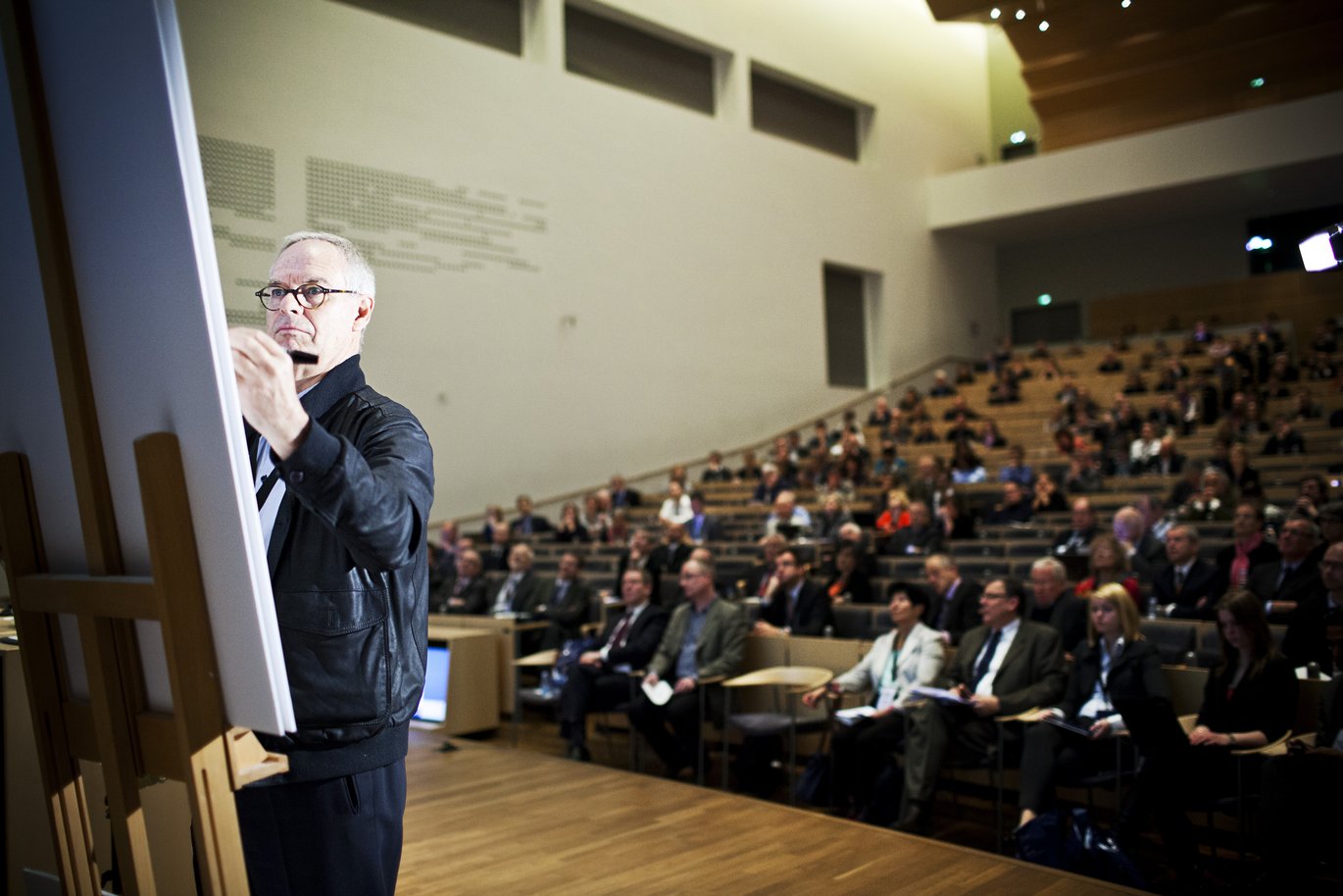 Bladtegner Jens Hage på EU-konferencen Excellence 2012 Bladtegner Jens Hage på EU-konferencen Excellence 2012