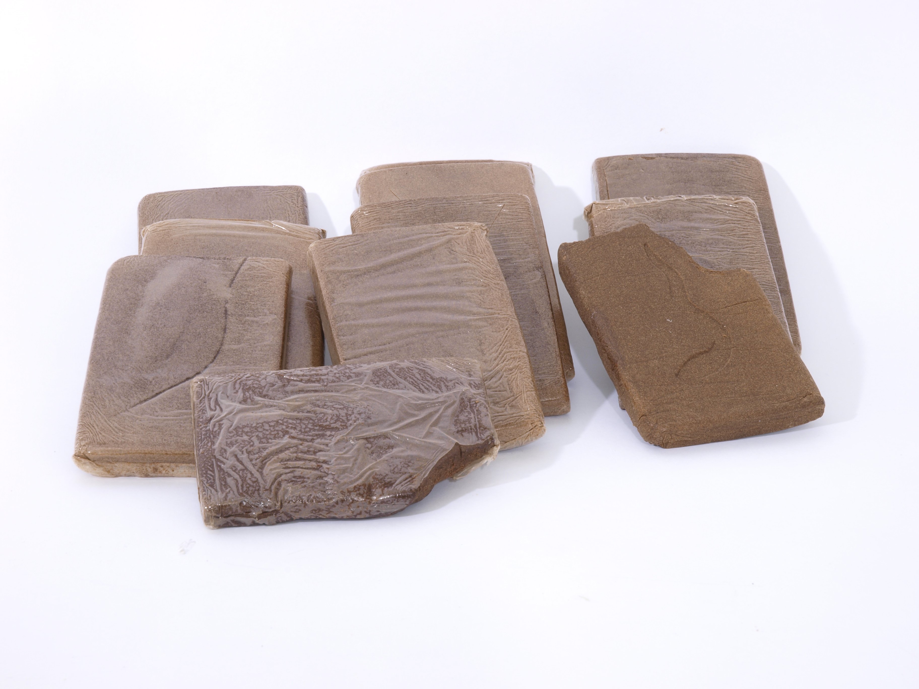 Hash, der handles i DK, har høj koncentration af det euforiserende stof THC. Hash-plader af 50 gram. Hashen er beslaglagt af politiet, og retskemien analyserer det.